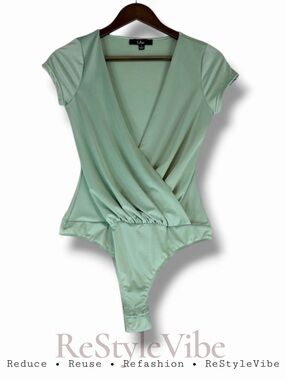 LULU’S Women’s Size S Bodysuit Stretch Short Sleeve Style V-Neckline Green